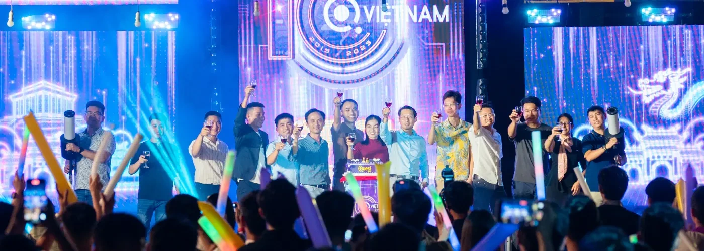 qnet-vietnam-10th-anniversary-stage-toast